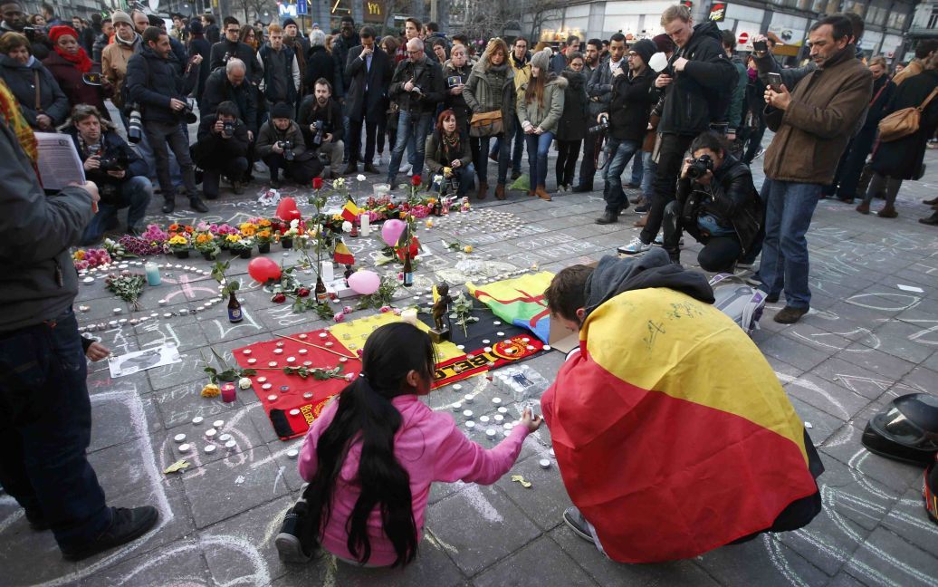 У центрі Брюсселя люди зібралися, щоб вшанувати жертв теракту. / © Reuters
