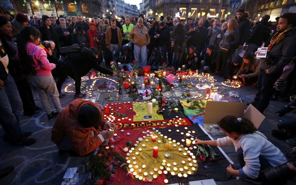 У центрі Брюсселя люди зібралися, щоб вшанувати жертв теракту. / © Reuters