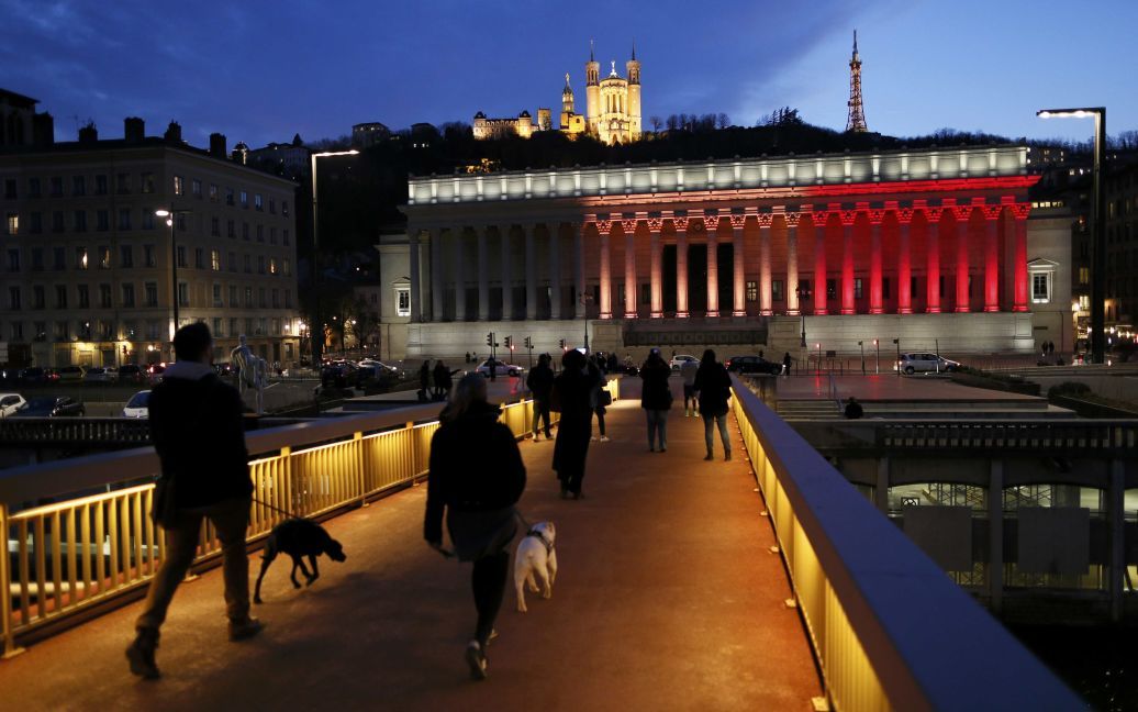Будівля суду у Ліоні світиться кольорами бельгійського прапору. / © Reuters