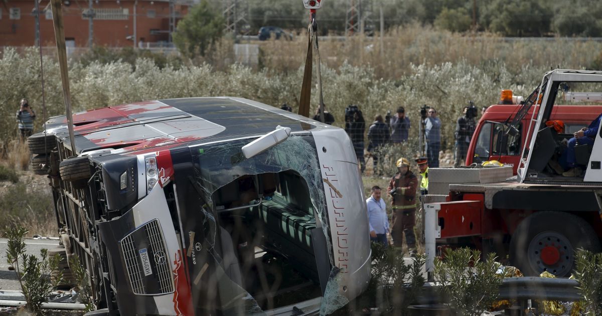 В Мексике произошла ужасная авария. Водитель автобуса устроил гонки