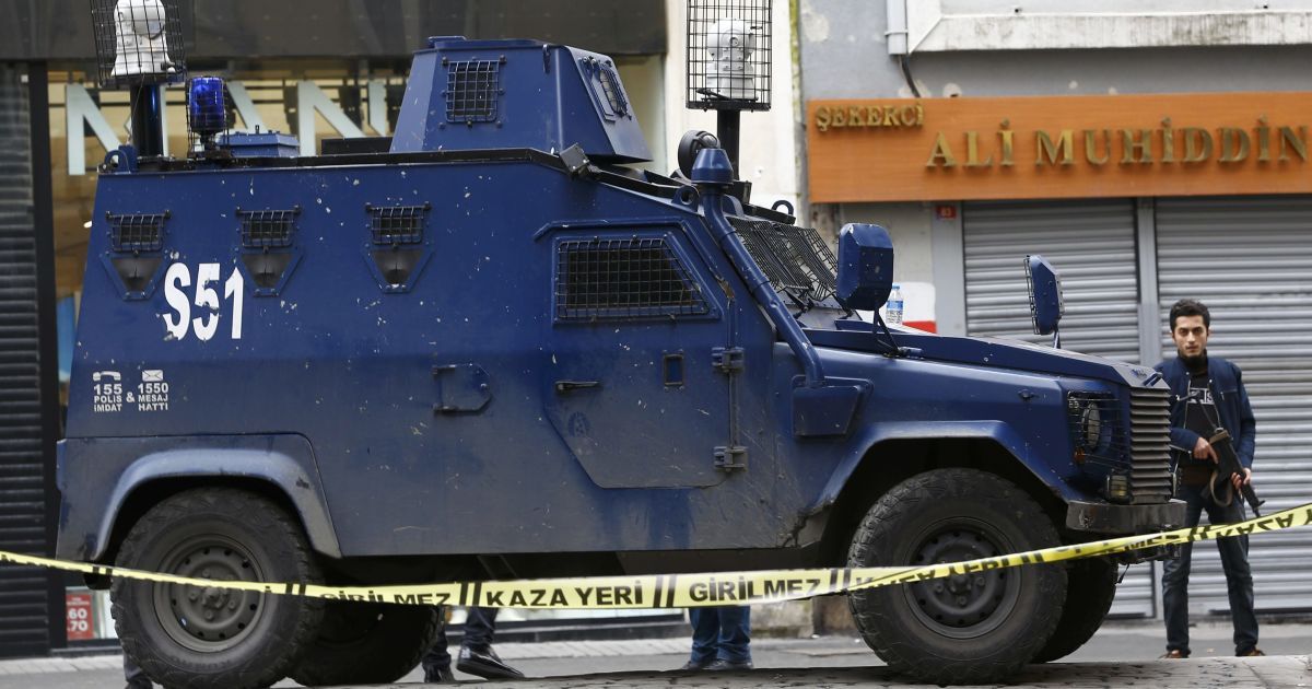 Турцию всколыхнули мощные взрывы. Жандармерию протаранили "набитым" взрывчаткой авто