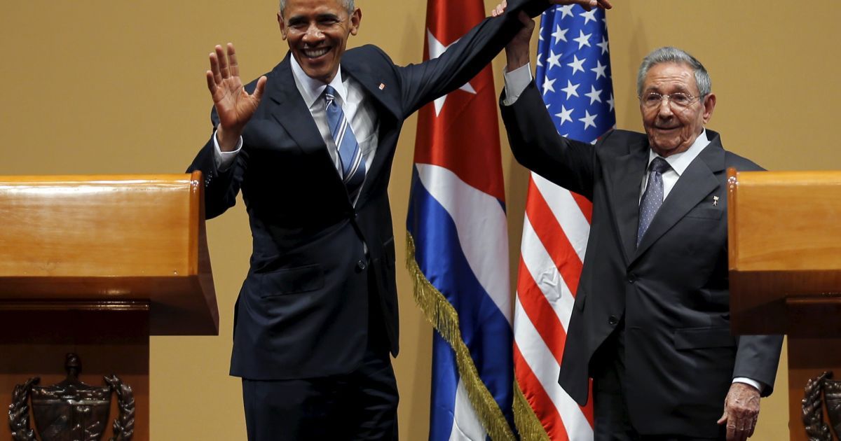 Президент США Барак Обама и президент Кубы Рауль Кастро позируют для фото после пресс-конференции в рамках трехдневного визита Обамы на Кубу.