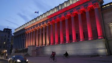 Здание суда в Лионе светится цветами бельгийского флага. / © Reuters
