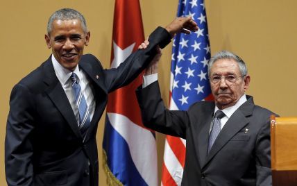 Кастро не дозволив Обамі поплескати його по плечу