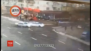 У Києві патрульний автомобіль поліції вилетів на тротуар і збив перехожого