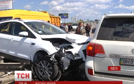 Вантажівка "МАЗ" спричинила масову ДТП в Одесі