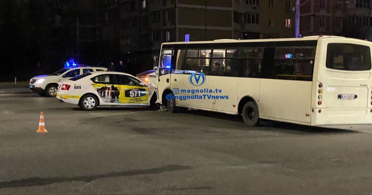 У Києві маршрутка протаранила таксі