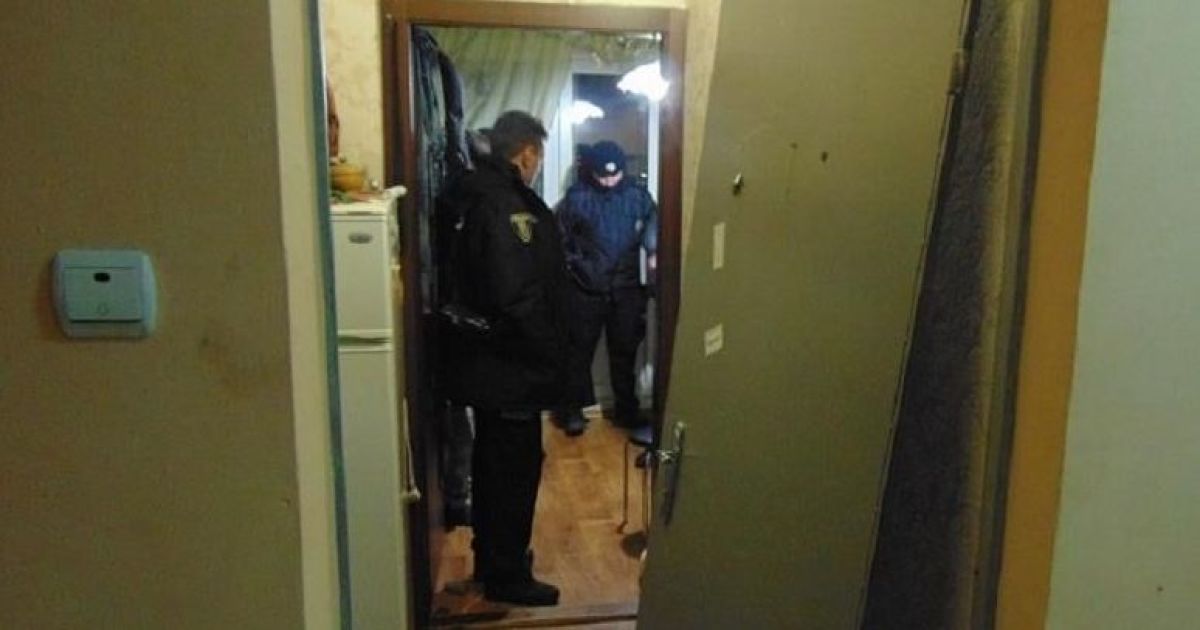 У Києві затримано трьох чоловіків, які заради помсти пограбували сусідів