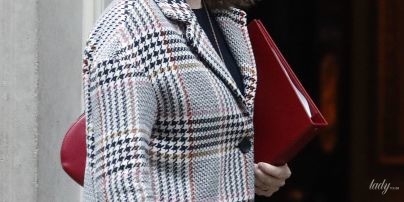 В клетчатом пальто и с красной сумкой: новый выход главного секретаря казначейства Великобритании