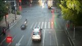 У Китаї мотоцикліст та велосипедист потрапили у вражаючу аварію