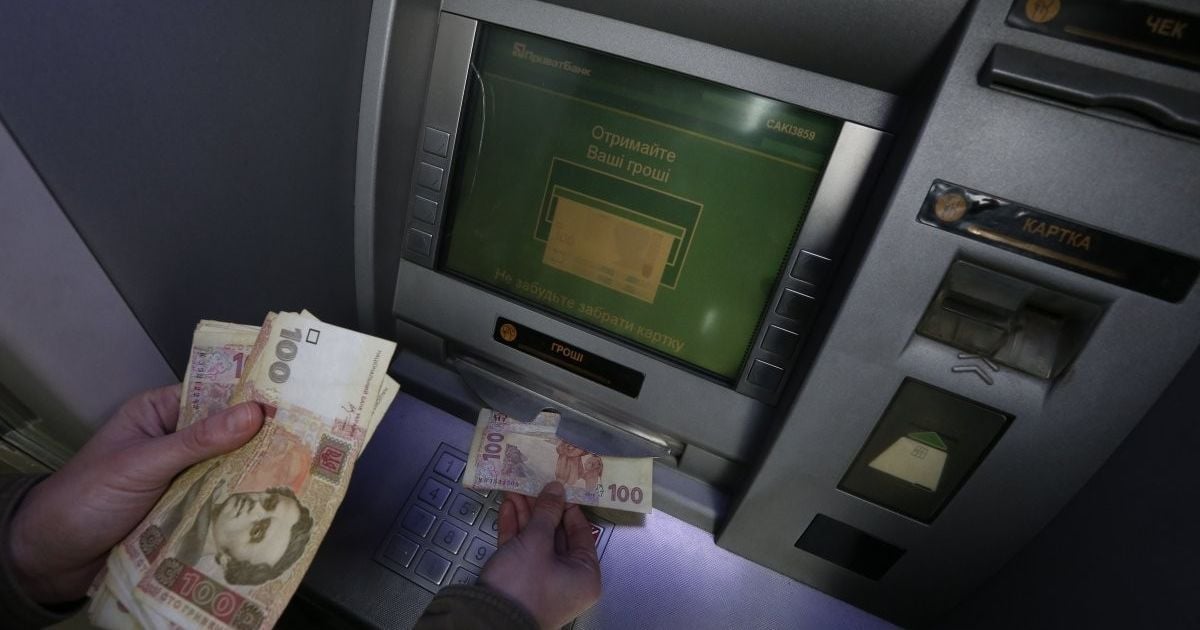 У Києві на станціях метро запрацювали банкомати та термінали