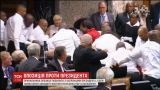 Опозиціонери побилися із охоронцями в парламенті ПАР