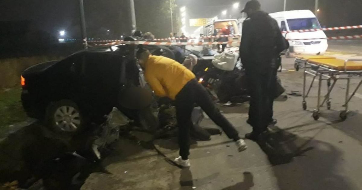 В Николаеве патрульные на Opel протаранили бетонный столб, один из них погиб