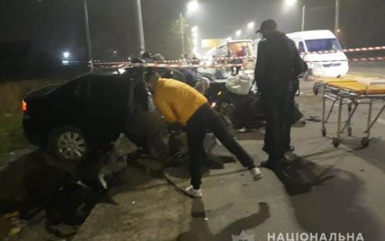 У Миколаєві патрульні на Opel протаранили бетонний стовп, один із них загинув