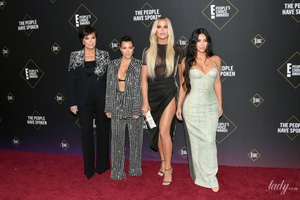 Ким Кардашьян с сестрами и мамой / © Getty Images