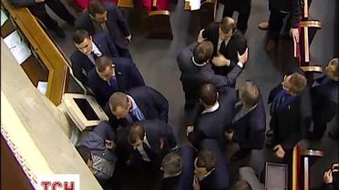 У ВР депутати влаштували штовханину