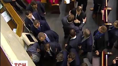 У ВР депутати влаштували штовханину