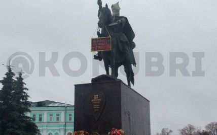 "Духота-то какая, темнота". В России неизвестные надели мешок на голову памятнику Грозному