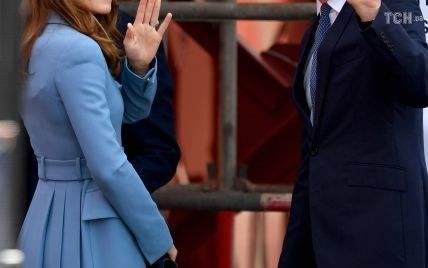 Принц Вільям та Кейт у небесно-блакитному пальті розбили об борт судна пляшку шампанського