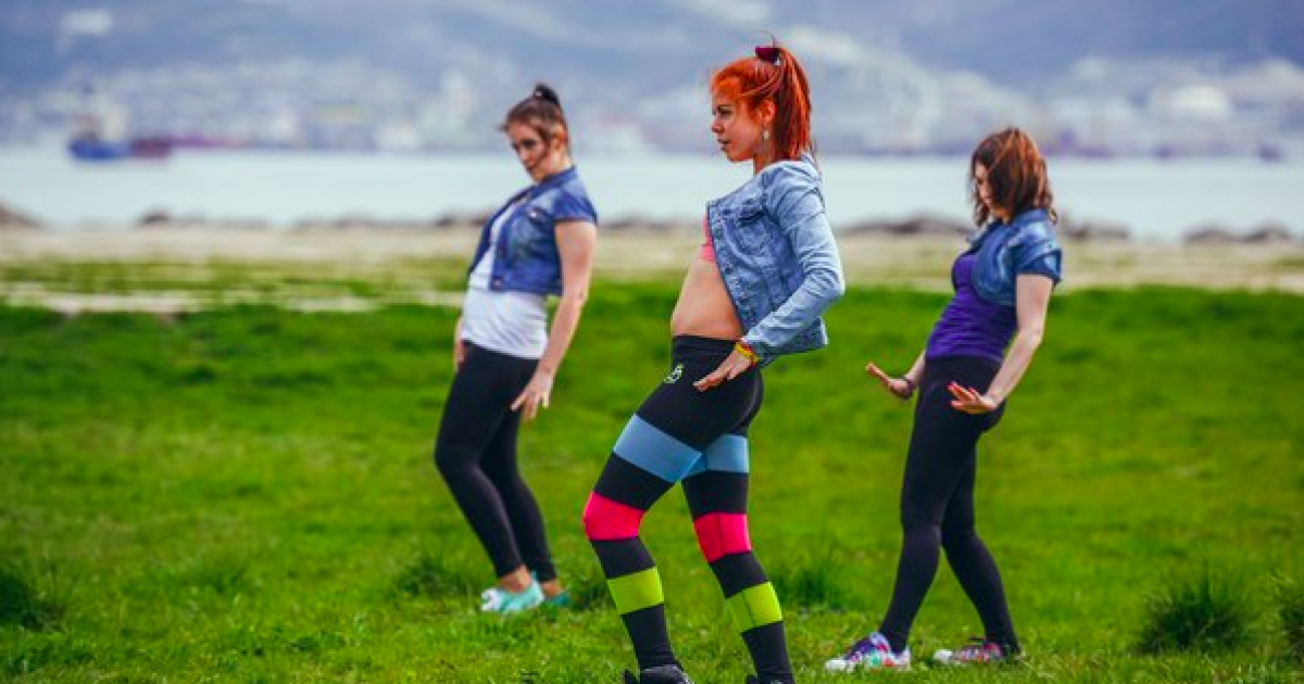 анець тверк (тверкінг), в якому акцент робиться на рухах стегон вгору-вниз, став широко відомий після інтернет-скандалу