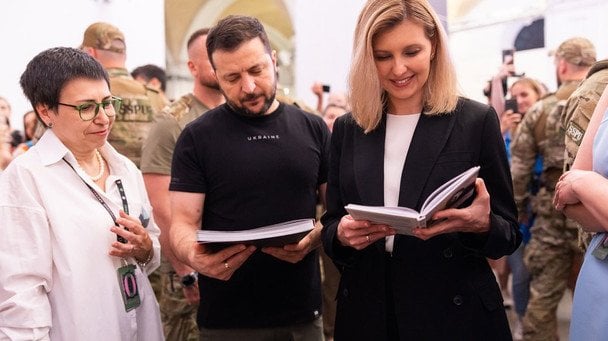 Владимир и Елена Зеленские пришли на "Книжный Арсенал": что они купили