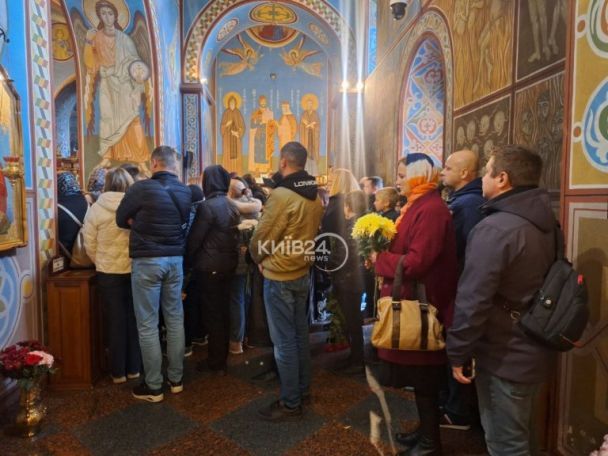 В Киеве прощаются с Марией Трояновской, погибшей в результате попадания "Шахеда" в многоэтажку / Фото: kyiv24.news