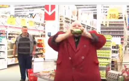 В Петербурге колоритный "музыкант-казак" рвал зубами банки с импортным пивом