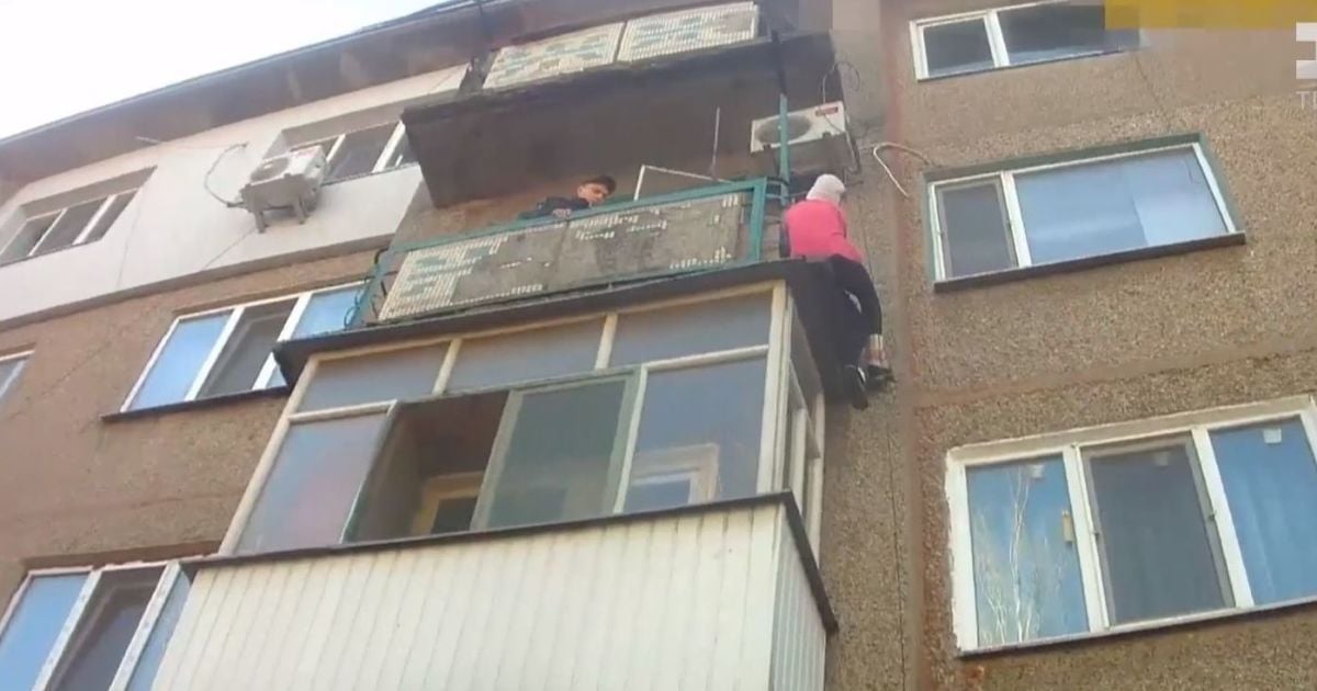 В Херсоне пенсионерка повисла на краю балкона 4-го этажа чужой квартиры