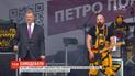 Селфи со сторонниками и бесплатный концерт: Порошенко дал пресс-конференцию на "Олимпийском"