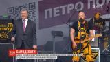 Селфи со сторонниками и бесплатный концерт: Порошенко дал пресс-конференцию на "Олимпийском"