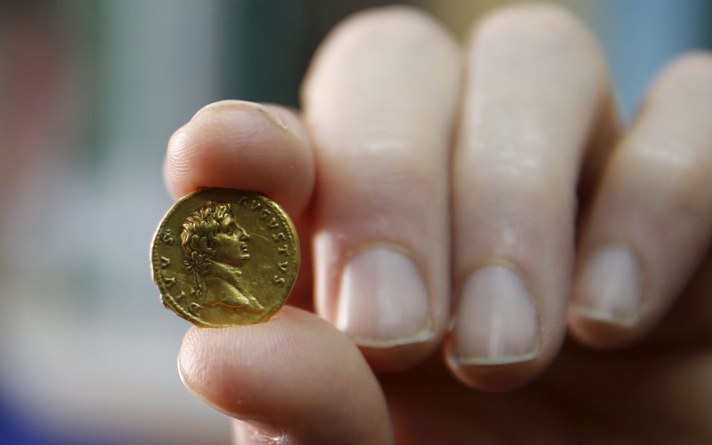 Золотая монета возрастом около 2000 лет с изображением императора Августа демонстрируется журналистам в Музее Израиля в Иерусалиме. Это очень редкая находка, еще одна подобная монета существует только в британском музее. / © Reuters