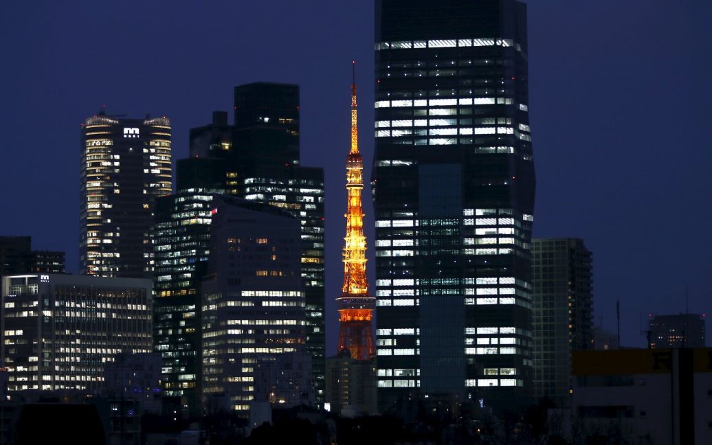 Освітлену Токійську вежу видно між хмарочосами в Токіо, Японія. / © Reuters