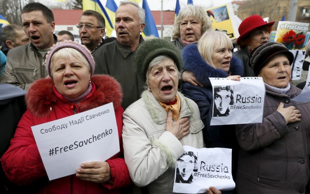 Активісти мітингують під посольством РФ / © Reuters
