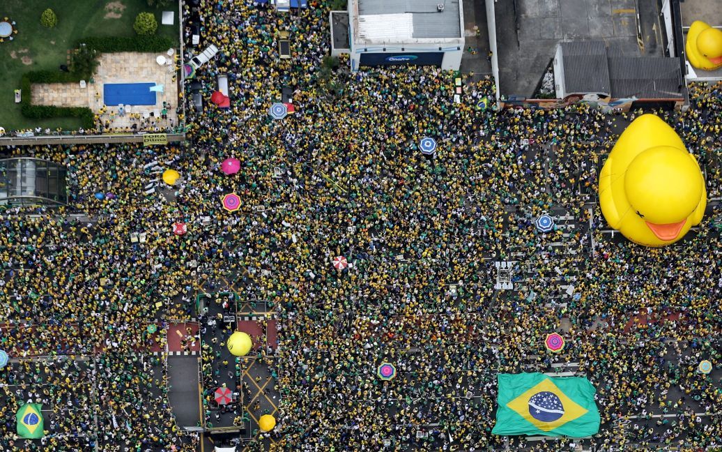 Демонстранты участвуют в акции протеста в Сан-Паулу против президента Бразилии Дилмы Руссефф. Участники общенациональных протестов призывают к импичменту президента. / © Reuters
