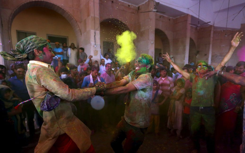 Індуїсти беруть участь у релігійному святі Холі, також відомого під назвою фестиваль кольорів, у місті Барсана в Індії. / © Reuters
