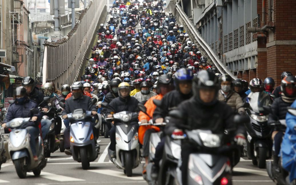 Мотоциклисты едут на работу по мосту во время утреннего часа пик в Тайбэе, Тайвань. / © Reuters