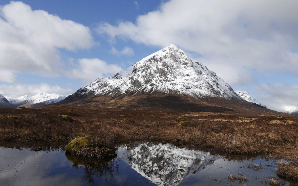 Гора Бушель-Этив-Мор отображается в воде, Шотландия. / © Reuters