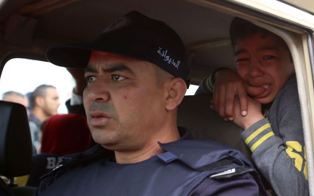 Сын таможенного агента оплакивает смерть своего отца, убитого во время нападения в понедельник на армейские и полицейские посты со стороны исламистов в Тунисе, недалеко от ливийской границы. / © Reuters