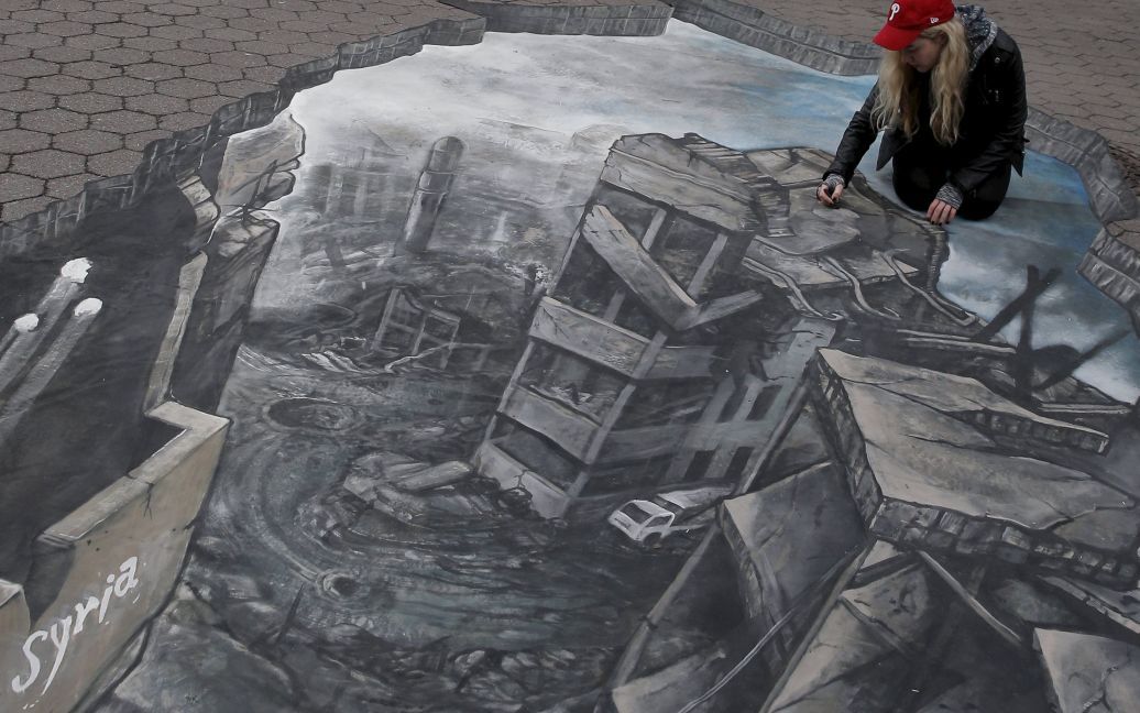 Художник Фрея Кларк работает на 3D-арт-инсталляцией, что изображает разрушения в Сирии, созданной в знак протеста против насилия со стороны правительства страны. Манхэттен, Нью-Йорк. / © Reuters
