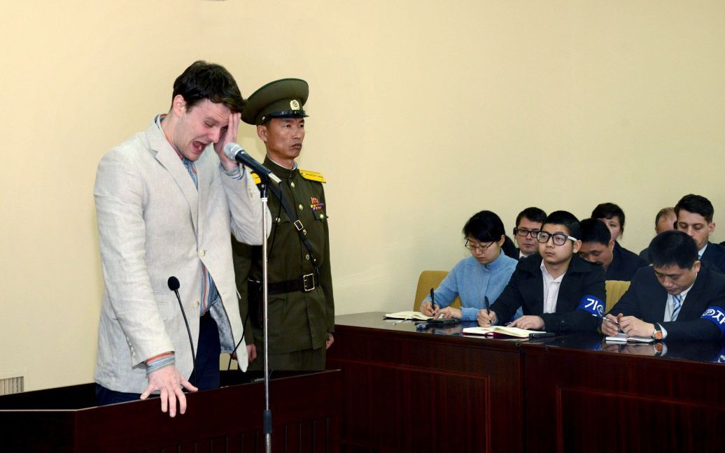 Американський студент Отто Вармбір у суді в Північній Кореї. Суд засудив 21-річного хлопця до 15 років каторги за те, що він вкрав пропагандистський баннер у готелі. / © Reuters