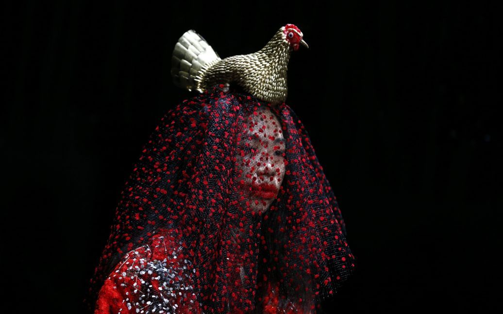 Модель демонстрирует дизайнерское произведение моды на Неделе моды в Токио, Япония. / © Reuters