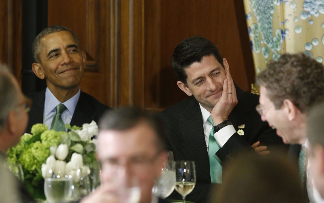 Президент США Барак Обама и спикер палаты представителей Пол Райан сидят вместе на ежегодном обеде друзей в Капитолии США в Вашингтоне. / © Reuters