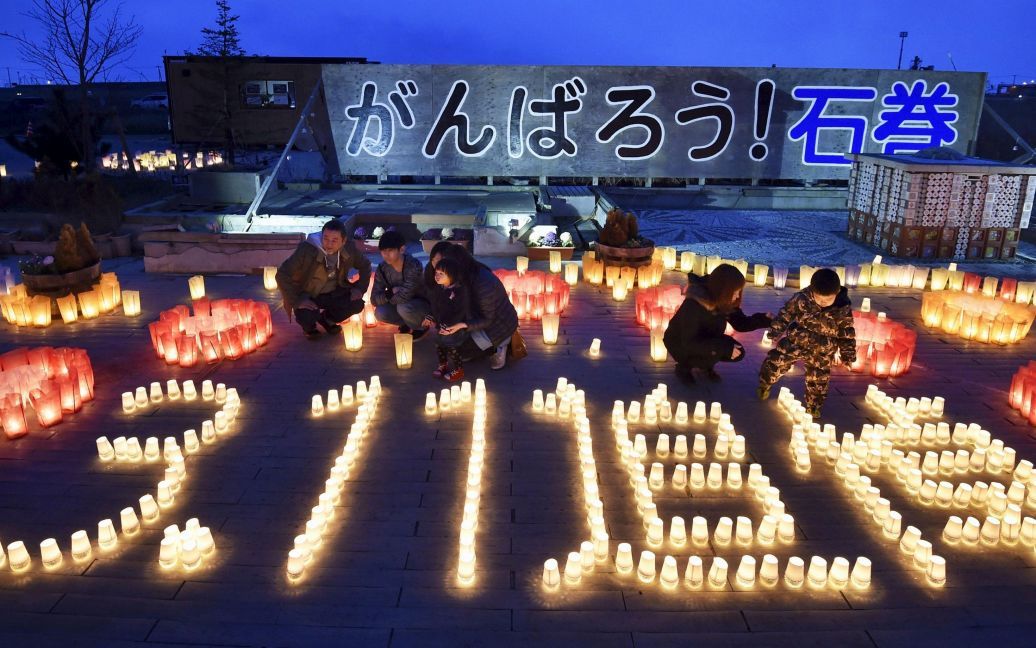 Свечи расставлены в форме даты 11 марта во время акции в память о жертвах землетрясения и цунами 2011 в Японии. Тогда погибли тысячи людей, а на АЭС "Фукусима" произошла авария. / © Reuters