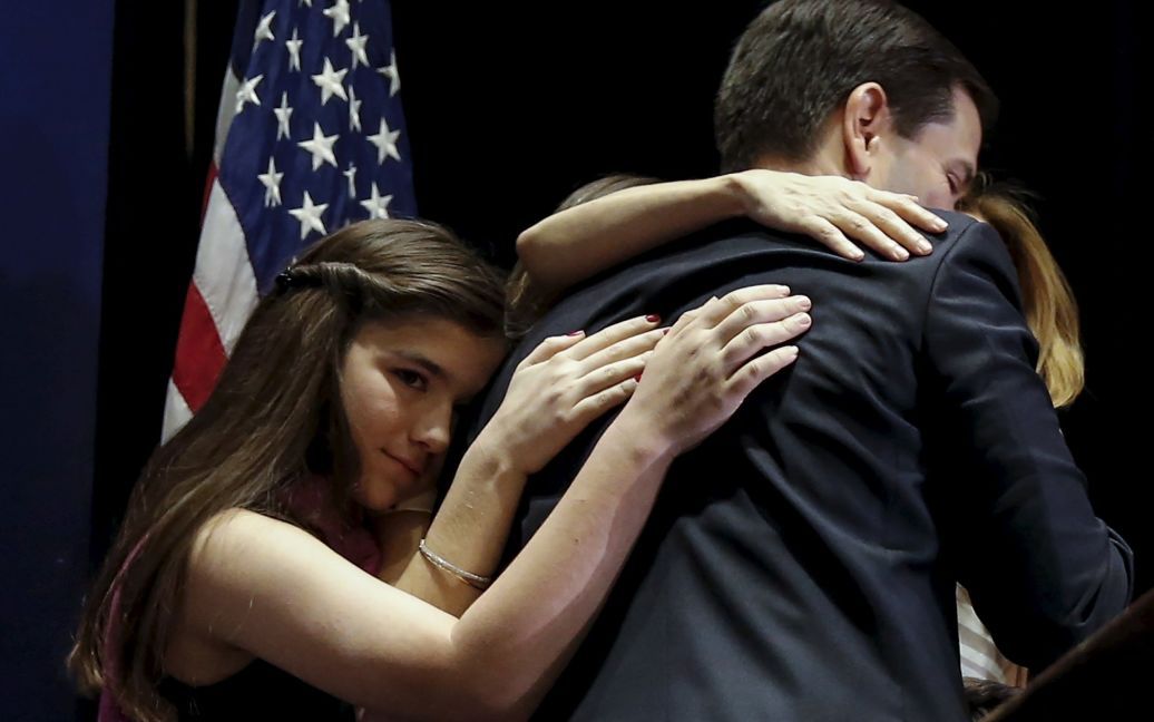 Сенатор США і колишній кандидат в президенти республіканець Марко Рубіо обіймає свою сім&#039;ю після того, як він оголосив, що припиняє свою передвиборну кампанію. / © Reuters
