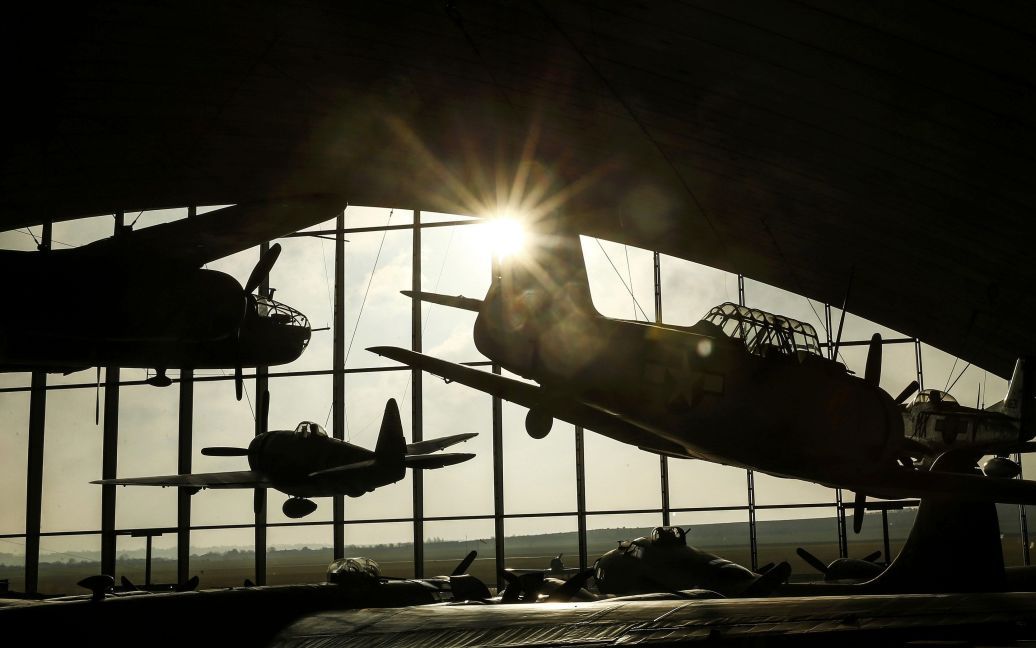 Солнце светит сквозь стеклянный фасад Американского воздушного музея, который будет открыт для публики в эти выходные в английском Даксфорде после перепланировки на сумму 3 млн фунтов стерлингов. / © Reuters