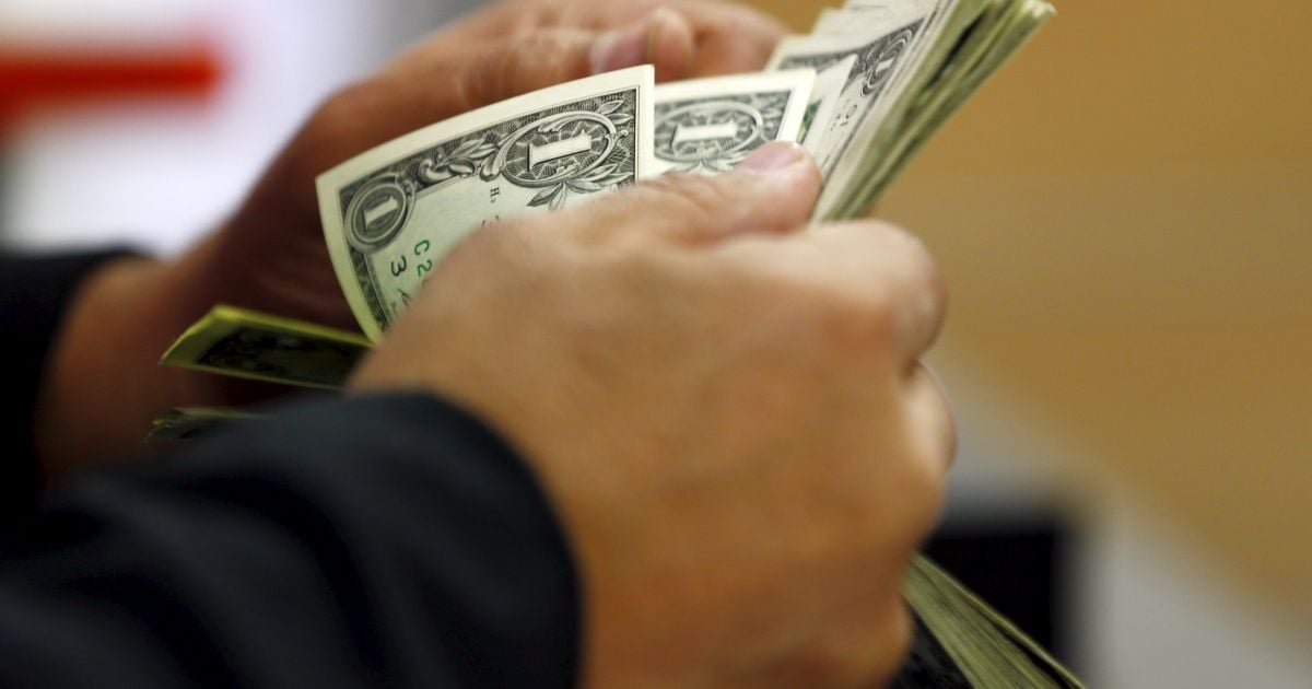 Коли українцям вигідніше купувати долари та євро — поради фінансистів