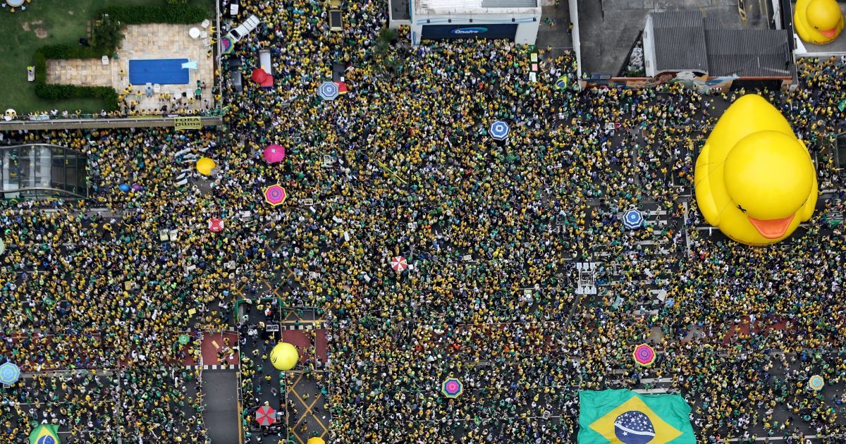 Демонстранты участвуют в акции протеста в Сан-Паулу против президента Бразилии Дилмы Руссефф. Участники общенациональных протестов призывают к импичменту президента.