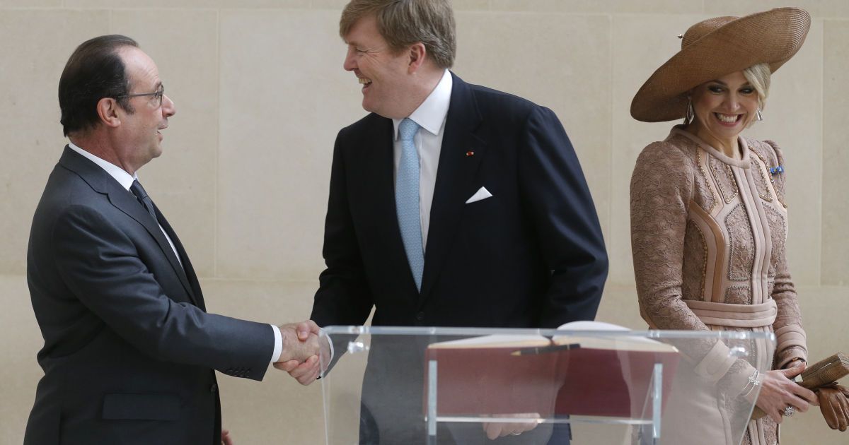 Президент Франции Франсуа Олланд пожимает руку короля Нидерландов Виллема Александра в то время, как рядом стоит королева Максима. Голландские монархи находятся во Франции с государственным визитом. / © Reuters