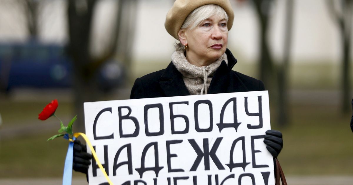Активисты митингуют под посольством РФ / © Reuters
