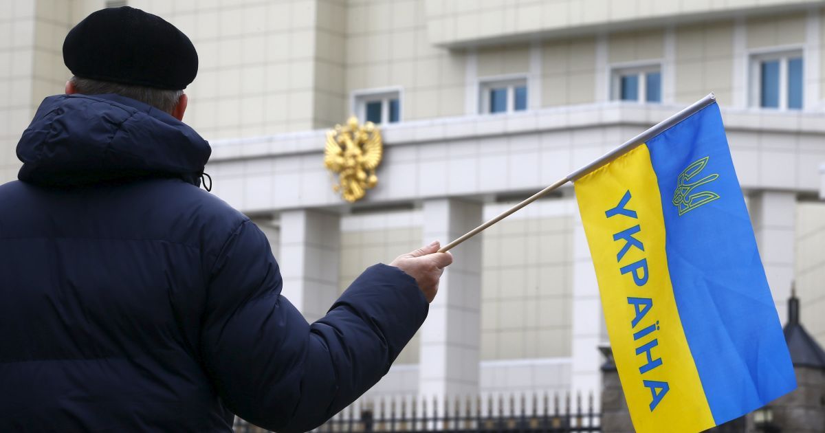 Активисты митингуют под посольством РФ / © Reuters